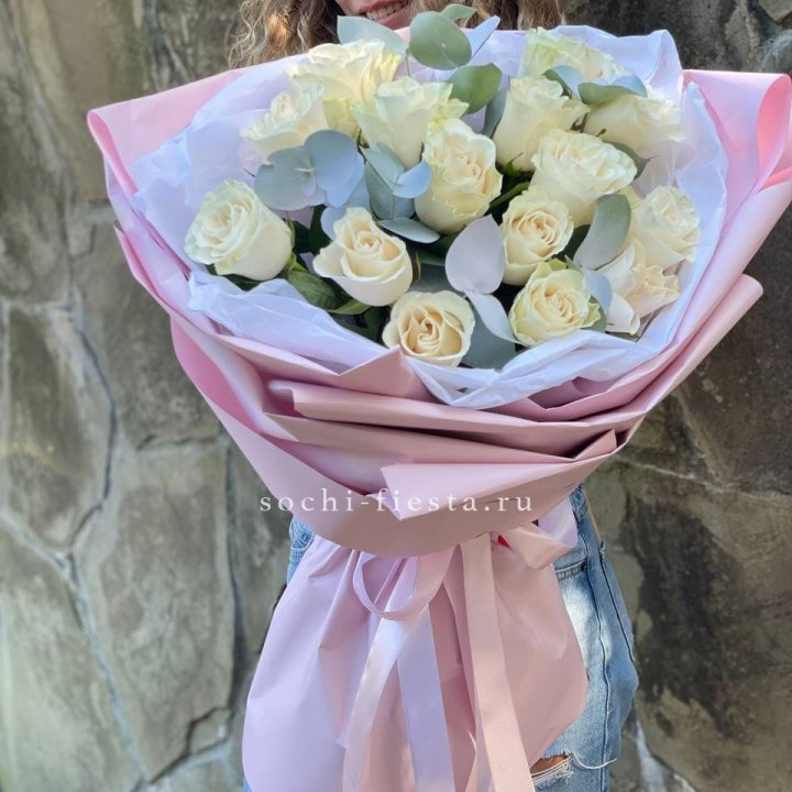 Белые розы в авторском оформлении с доставкой в Ростове-на-Дону