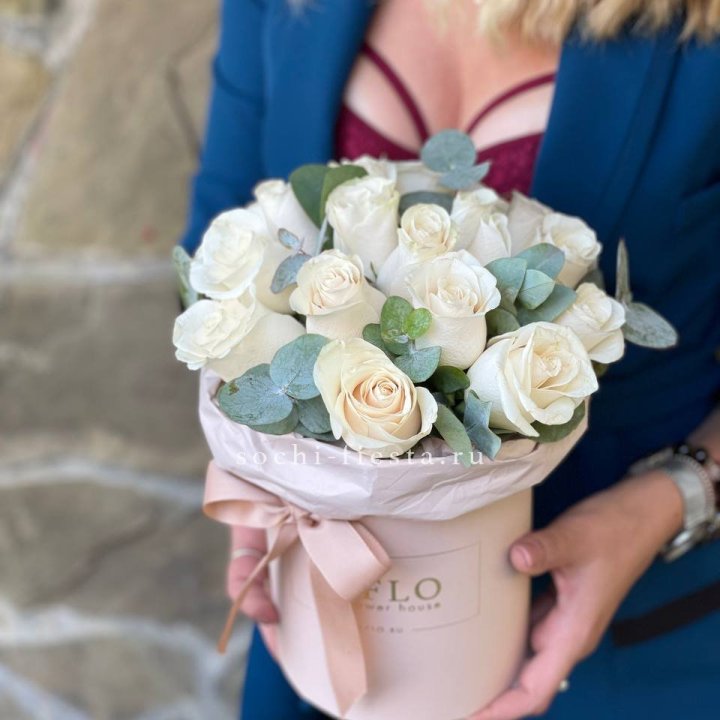 Цилиндр из белых роз в Ростове-на-Дону