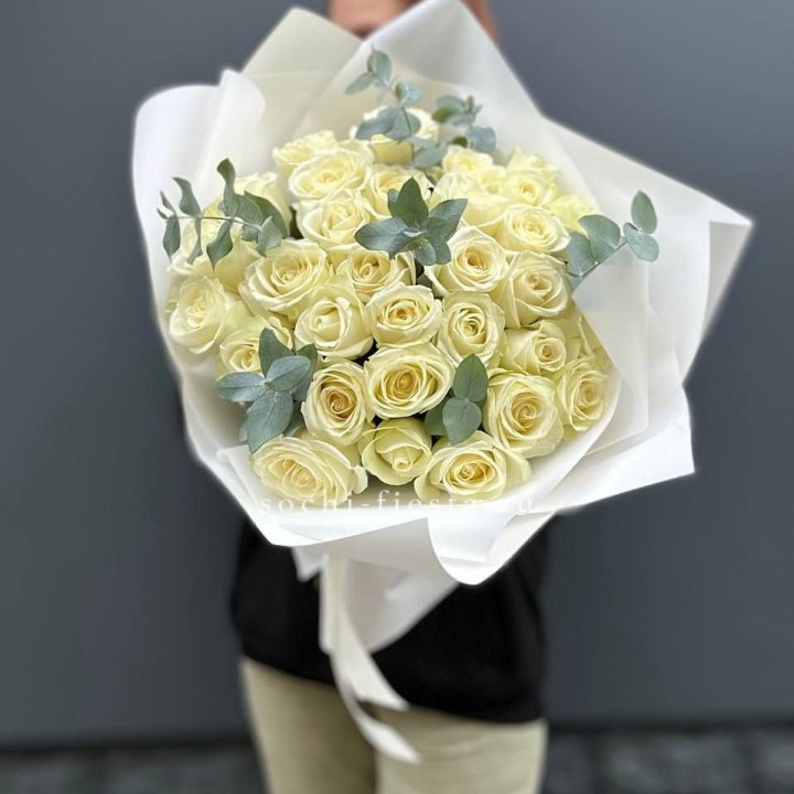 31 белая роза с эвкалиптом в Ростове-на-Дону