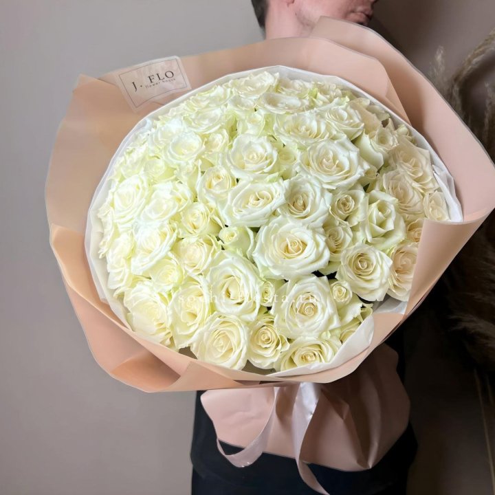 51 белая  роза в оформлении в Ростове-на-Дону