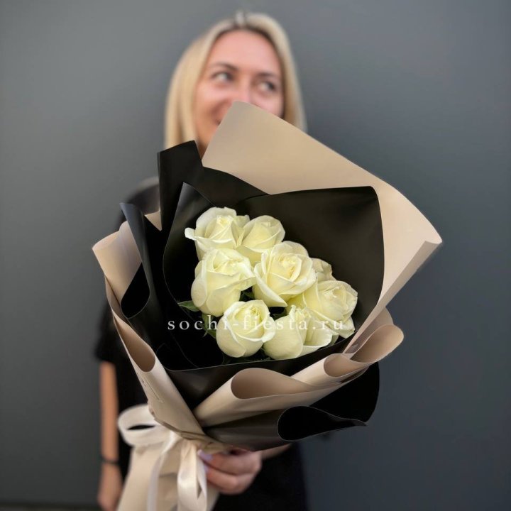 7 белых роз Иммерсив в Ростове-на-Дону