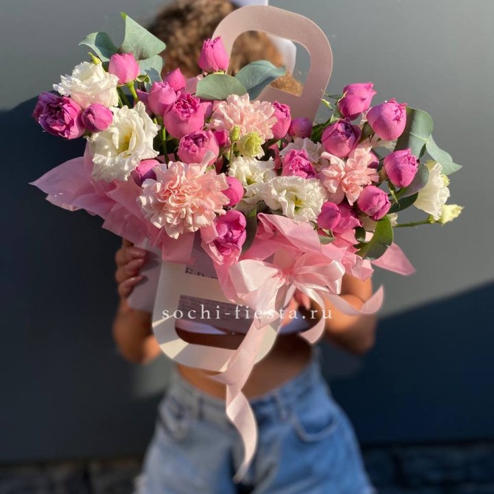 Сумочка с кустовой розой и диантусами с доставкой в Ростове-на-Дону