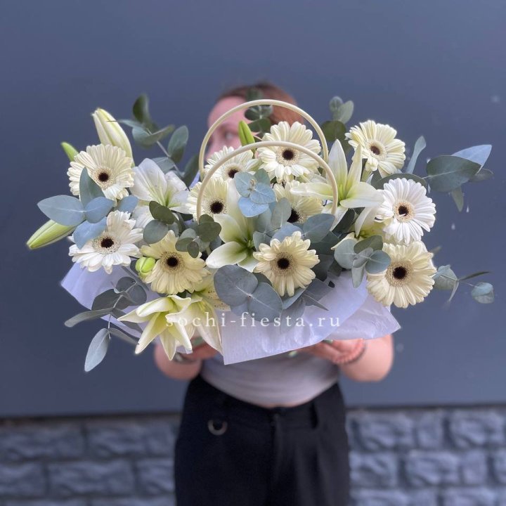 Сумочка лилии и герберы в Ростове-на-Дону
