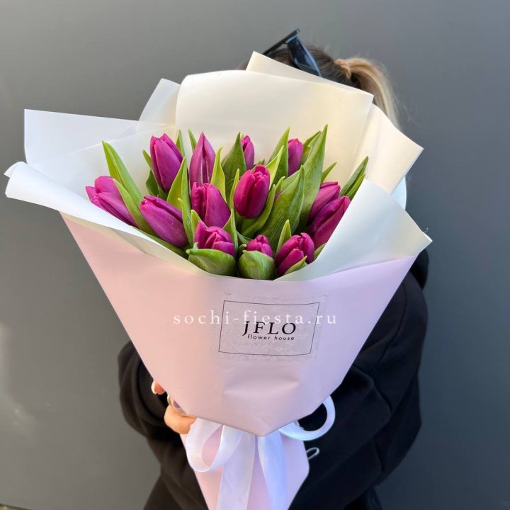 15 пурпурных тюльпанов в Ростове-на-Дону